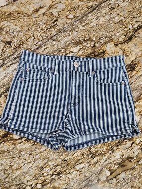 American Eagle Outfitters Women's Navy and White Striped Jean Shorts. Size 4